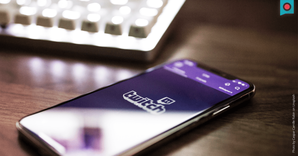 Smartphone auf Tisch mit geoeffneter Twitch App