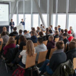 Studenten sitzen in Vortrag von Somengo