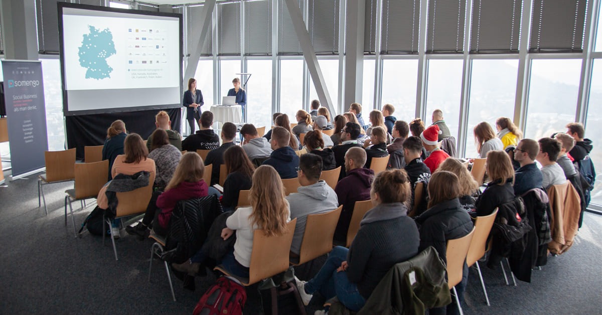 Studenten sitzen in Vortrag von Somengo