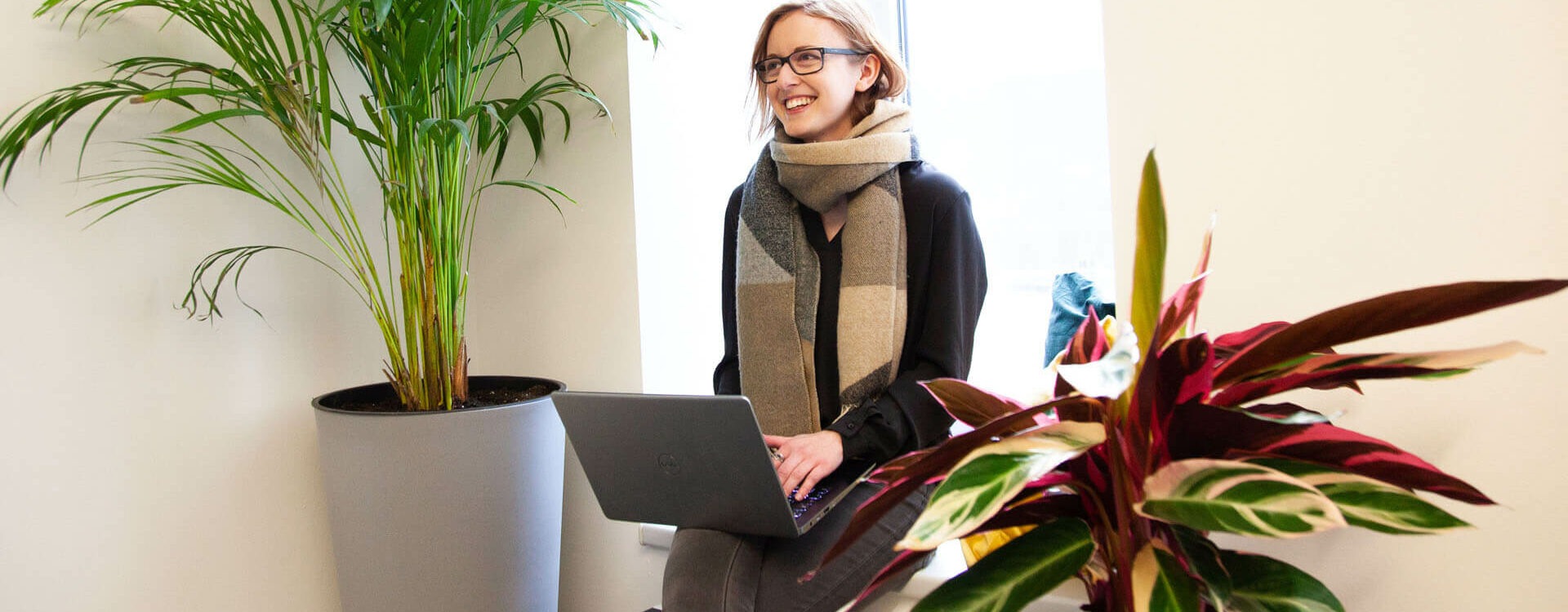 Mitarbeiterin beim Follow-Up Interview am Bürofenster