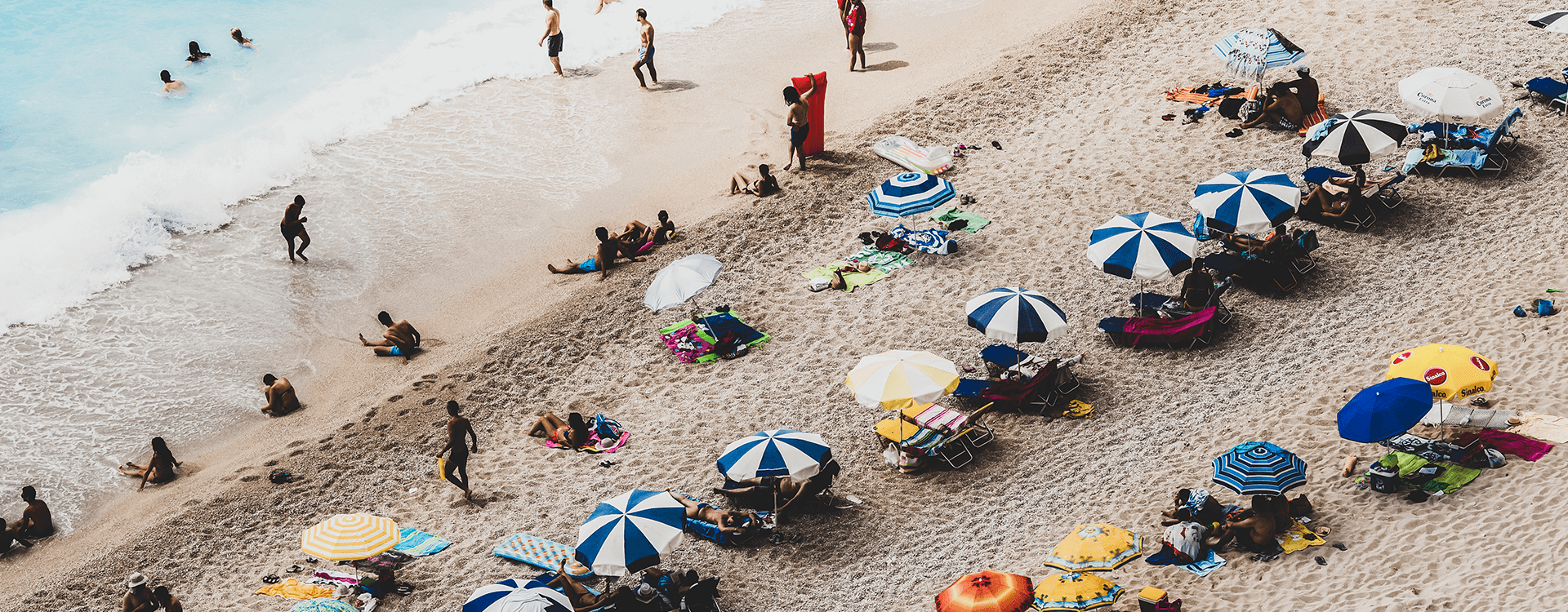 Touristen am Strand mit Meer