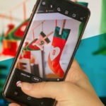 Smartphone fotografiert einen Adventskalender