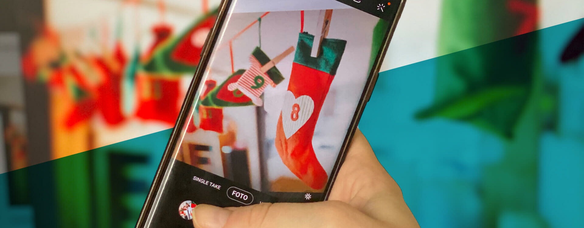 Smartphone fotografiert einen Adventskalender