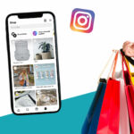 Shoppingtüten und Handy mit geöffnetem Instagram Shop