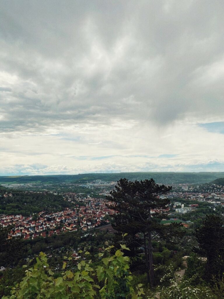 Blick von einem Berg auf die Stadt