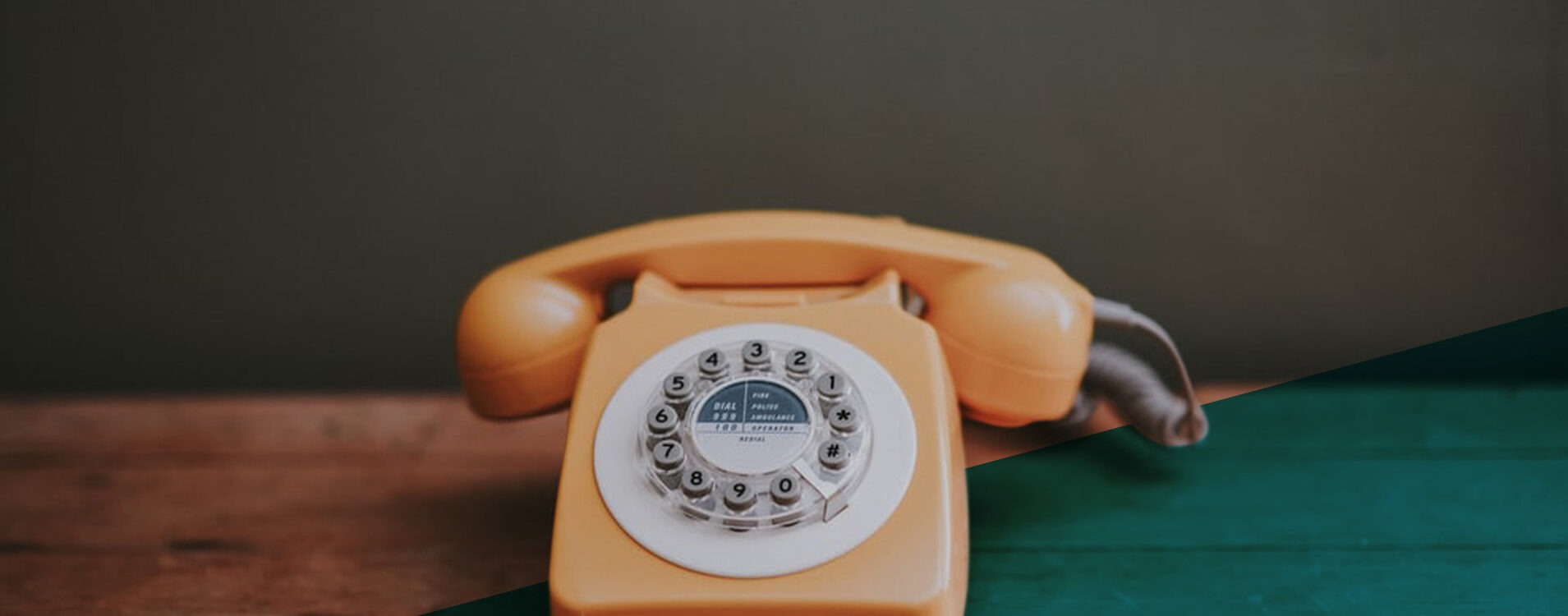 Altes Telefon mit Wählscheibe auf Holztisch