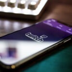 Smartphone liegt auf einem Tisch und zeigt das Twitch-Logo