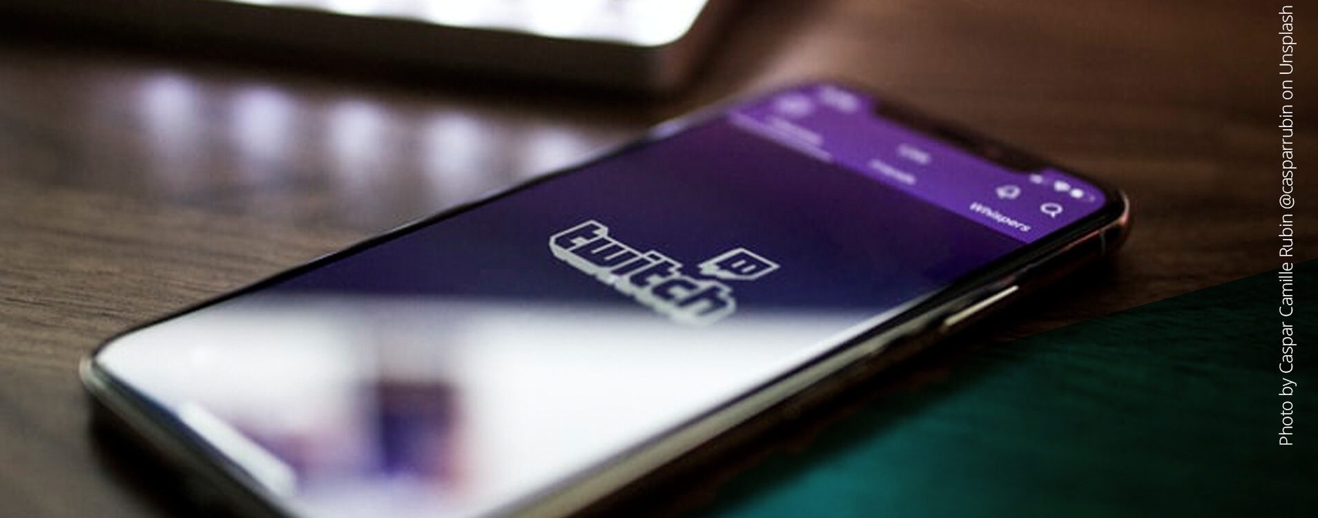 Smartphone liegt auf einem Tisch und zeigt das Twitch-Logo