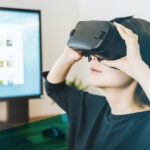 Frau trägt Virtual Reality Brille und schaut dabei nach oben