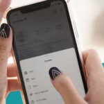 Smartphone, auf dem eine Hand etwas eintippt