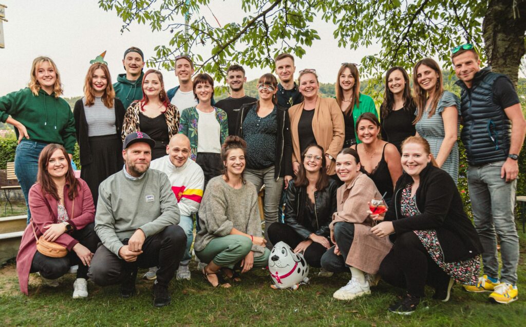 Gruppe von Menschen posiert für ein Gruppenfoto